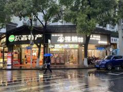 门宽18米 十字路口拐角店 糖水铺  滕王阁景区旁 旁边有蜜雪、洪都大拇指、绿滋肴超市 