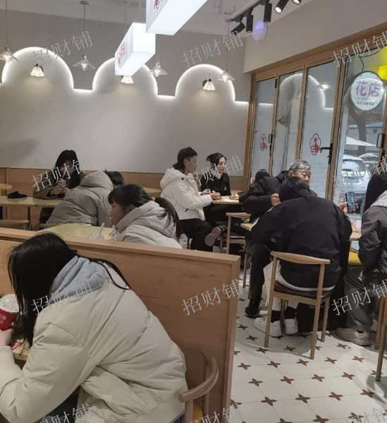 门宽18米 十字路口拐角店 糖水铺  滕王阁景区旁 旁边有蜜雪、洪都大拇指、绿滋肴超市 