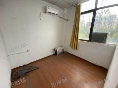 小区门口 螺蛳粉 日营业额1500左右 楼上可住人 接受空转 旁边有小学和中学