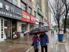 小区门口 螺蛳粉 日营业额1500左右 楼上可住人 接受空转 旁边有小学和中学