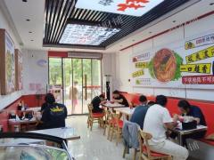 小区门口 螺蛳粉 日营业额1500左右 楼上可住人 接受空转 旁边有小学和中学