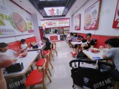 小区门口 螺蛳粉 日营业额1500左右 楼上可住人 接受空转 旁边有小学和中学