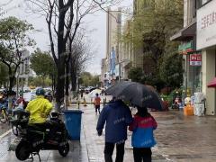 小区门口 螺蛳粉 日营业额1500左右 楼上可住人 接受空转 旁边有小学和中学