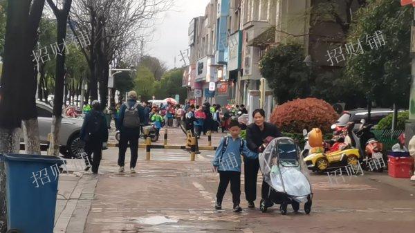 小区门口 螺蛳粉 日营业额1500左右 楼上可住人 接受空转 旁边有小学和中学