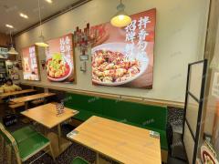 袁记云饺 日营业额4000多，外卖月做4000单左右 拐角店门宽13米