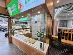 袁记云饺 日营业额4000多，外卖月做4000单左右 拐角店门宽13米