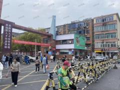 大学门口第一家 拐角双门头  猪脚饭店 日营业额3000左右 楼上可住人也可做仓库