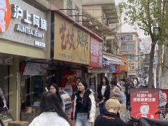大学门口第一家 拐角双门头  猪脚饭店 日营业额3000左右 楼上可住人也可做仓库