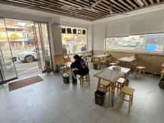 大学门口第一家 拐角双门头  猪脚饭店 日营业额3000左右 楼上可住人也可做仓库