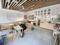 大学门口第一家 拐角双门头  猪脚饭店 日营业额3000左右 楼上可住人也可做仓库