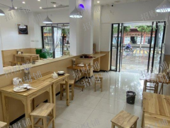 地铁口 景区旁 双学校门口 粉面店 日营业额2000多 节假日能做3000左右  带阁楼