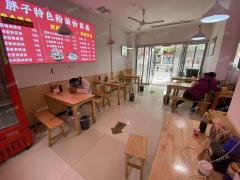 地铁口 景区旁 双学校门口 粉面店 日营业额2000多 节假日能做3000左右  带阁楼