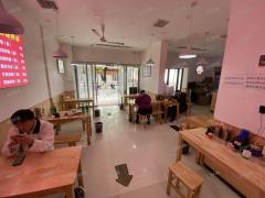 地铁口 景区旁 双学校门口 粉面店 日营业额2000多 节假日能做3000左右  带阁楼