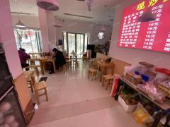 地铁口 景区旁 双学校门口 粉面店 日营业额2000多 节假日能做3000左右  带阁楼