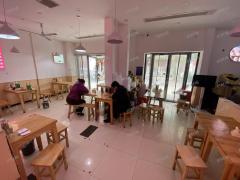 地铁口 景区旁 双学校门口 粉面店 日营业额2000多 节假日能做3000左右  带阁楼