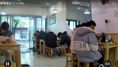 地铁口 景区旁 双学校门口 粉面店 日营业额2000多 节假日能做3000左右  带阁楼