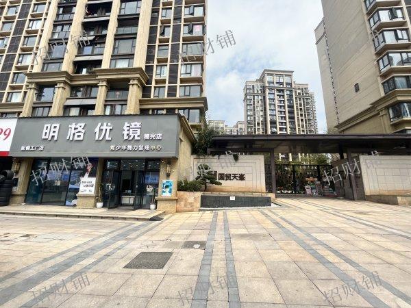 小区门口第一家 双门头 门宽10米  对面珠市小学和朝阳立德中学  房东直租