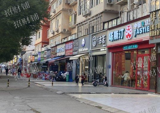 3万多人大学门口餐饮店转让 通三相电  可整转也可空转