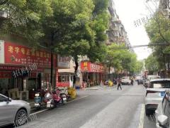 西湖区朝阳洲小区门口临街店三间店铺 2200一间  带阁楼可住人 行业不限