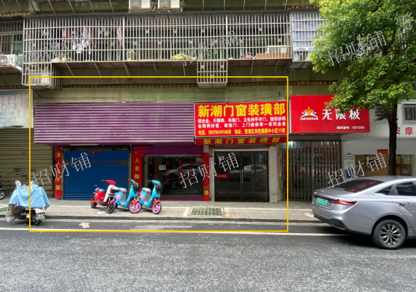 西湖区朝阳洲小区门口临街店三间店铺 2200一间  带阁楼可住人 行业不限