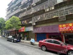 西湖区朝阳洲小区门口临街店三间店铺 2200一间  带阁楼可住人 行业不限