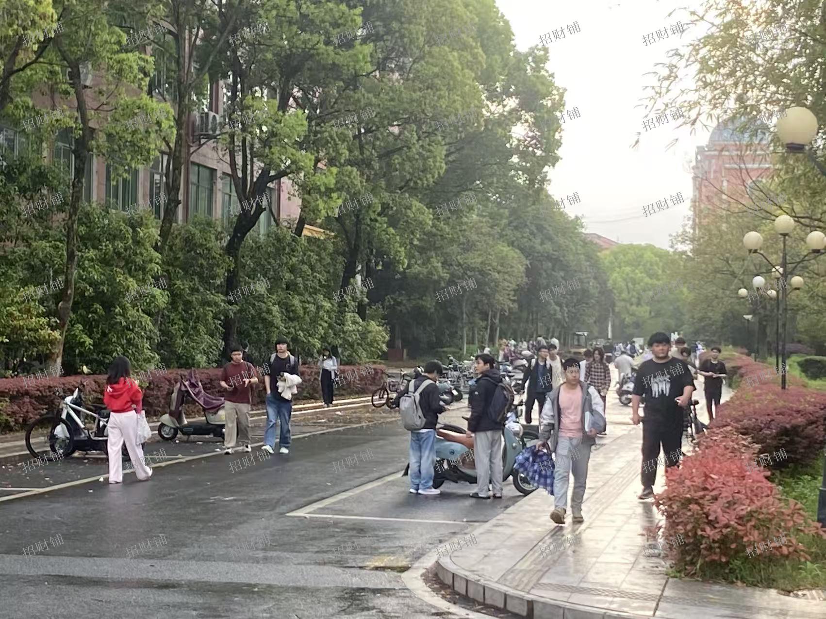 4万多人大学 校内商业街 江西小炒日营业额6000多 附带10个包厢