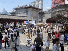 万寿宫正门口临街店招租 可分租  精装修  餐饮设备齐全 有独立厨房