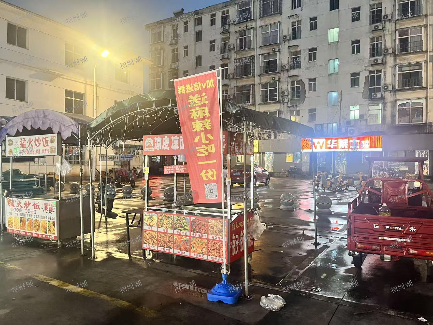 3万多人多大学门口夜市摊位招租 3米x3米 行业不限