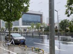 医院 、学校、 小区都在附近招租 行业不限 免租期三个月