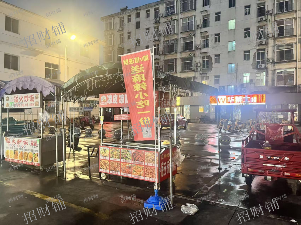 3万多人多大学门口夜市摊位招租 3米x3米 行业不限
