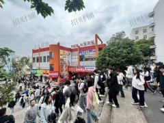 2.7万多人 大学校内商业街 不限品类招租  旁边有30栋宿舍楼