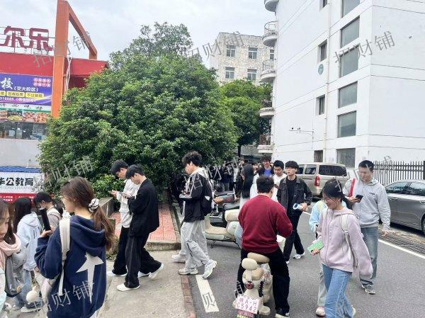 2.7万多人 大学校内商业街 不限品类招租  旁边有30栋宿舍楼