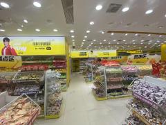万达金街零食很忙二楼出租，三相电、天然气，中央空调齐全，适合做火锅、烤肉店等特色餐饮 行业不限
