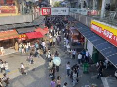 万达金街零食很忙二楼出租，三相电、天然气，中央空调齐全，适合做火锅、烤肉店等特色餐饮 行业不限