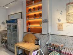 蜜雪冰城隔壁餐饮店转让 开了五年  带阁楼可住人