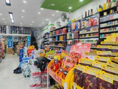 4400多户小区 ，6年老店 ，便利店， 日营业额5000元， 附带快递 烟草证24档  带阁楼可住人