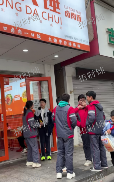 新建二中正门口 卤肉饭 日营业额1500左右 通三相电 