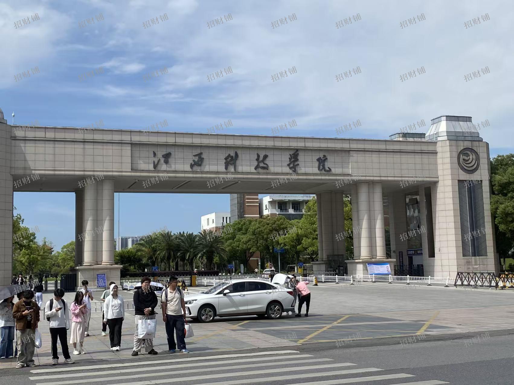 江西科技学院正对面 茶百道隔壁小火锅转让 日营业额4000多 通三相电  
