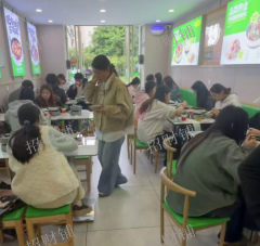 2万多人大学校内商业街餐饮店 日营业额5000左右 可看流水 合伙人有分歧所以转让