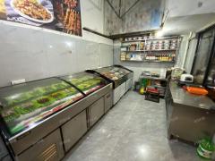 夜场旁夜宵烧烤店 日营业额3000左右 可看流水 门口可摆20多张桌子