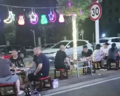 夜场旁夜宵烧烤店 日营业额3000左右 可看流水 门口可摆20多张桌子