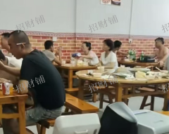 两所大学正对面 网吧门口烧烤店转让  日营业额4000多  门宽7米