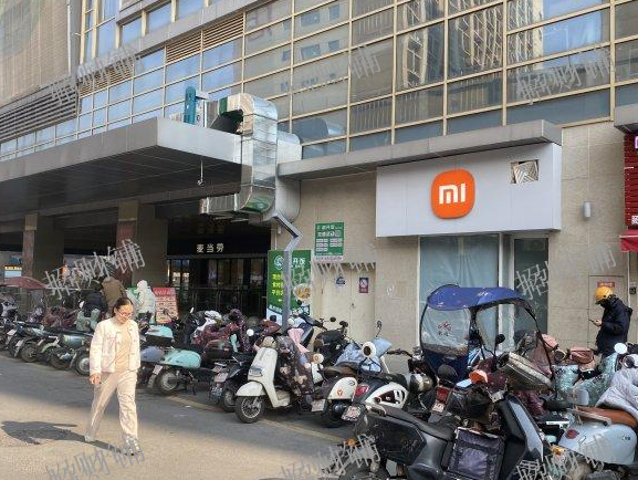 麦当劳旁餐饮店转让，小区出入口 楼上就写字楼和公寓