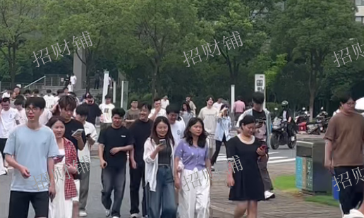 1万人左右产业园内餐饮 日营业额3000左右  隔壁有茶百道、库迪 、小女当家