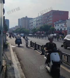******门宽8米，上下两层 ，一楼面积180 二楼面积120 通三相电 有免租期