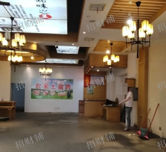 ******门宽8米，上下两层 ，一楼面积180 二楼面积120 通三相电 有免租期
