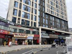 双门头 拐角店 门宽9米 日营业额3000左右 通三相电和天然气