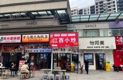 双门头 拐角店 门宽9米 日营业额3000左右 通三相电和天然气