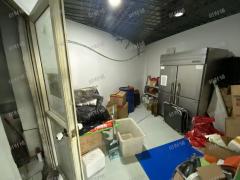 十字路口 拐角店 临近两个中学 也是小区出入口的位置