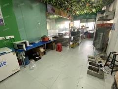 十字路口 拐角店 临近两个中学 也是小区出入口的位置